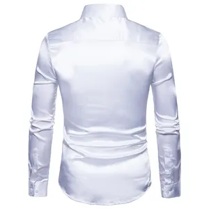 Vista trasera de una lujosa camisa blanca brillante de manga larga para hombre en satén