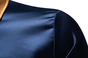 Nahaufnahme des glatten dunkelblauen Satinstoffs eines luxuriösen Herrenhemds