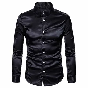Detalle de camisa de satén negro para hombre con acabado brillante y cuello solapa