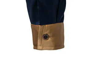 Detailansicht der seidigen Satin-Hemdmanschette in Marineblau und Gold-Farbblock