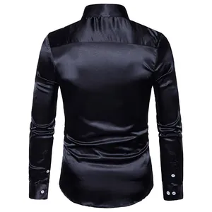 Vista posterior de una camisa de vestir de satén negro para hombre con acabado brillante