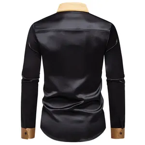 Rückansicht eines eleganten schwarzen Satin-Herrenhemdes mit goldener Farbkombination