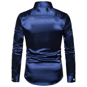 Vista trasera detallada de una camisa de manga larga de satén azul marino para hombre