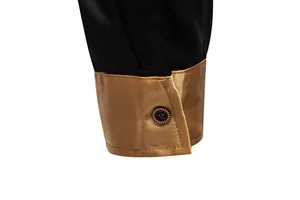 Detail der goldenen Satinmanschette am Herrenhemd mit Knopf und Farblock-Design