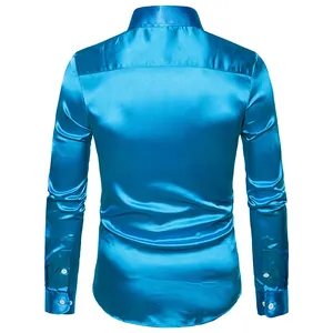 Vista posterior de una camisa de manga larga de satén azul brillante para hombre