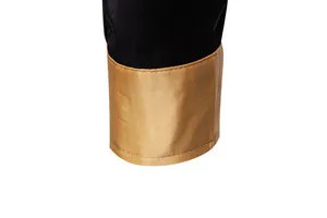 Detailansicht der goldfarbenen Satinmanschette an einem seidig schwarzen Herrenhemd