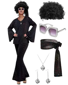 Vista dettagliata del set costume disco anni '70 con parrucca afro, occhiali e gioielli.