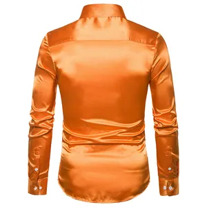 Vista trasera detallada que muestra la textura de la camisa de satén naranja brillante para hombre