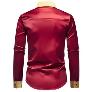 Rückansicht eines bordeauxroten Satin-Herrenhemds mit goldenem Kontrastkragen.
