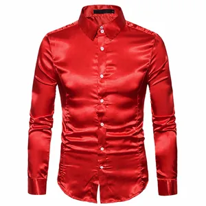 Vista detallada de una camisa de satén rojo vibrante para hombre de manga larga.