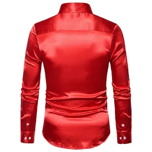 Vista trasera de una camisa de manga larga de satén rojo brillante para hombre