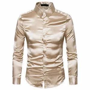 Primer plano de camisa de hombre de manga larga en satén caqui brillante con cuello
