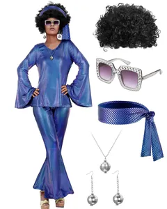 Vista dettagliata del costume disco anni '70 da donna con abito olografico e accessori