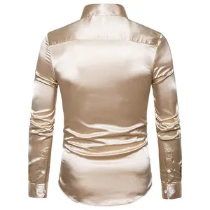 Vista posterior de una camisa de manga larga de satén color champán brillante para hombre