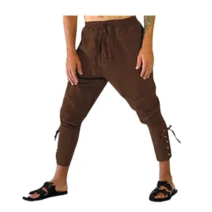 Detailansicht der mittelalterlichen Wikingerhose aus Baumwolle und Leinen mit Schnürung.