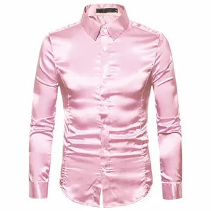 Detalle de una camisa rosa brillante de manga larga para hombre con acabado satinado.