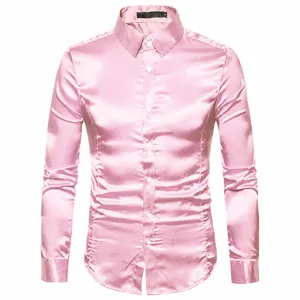 Detailansicht eines glänzenden rosa langärmeligen Herrenhemds mit Satin-Oberfläche.