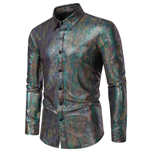 Detailweergave van glanzend herenoverhemd met metallic slangenprint voor feestelijke mode