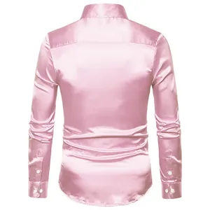 Vista posterior de camisa casual de satén rosa claro brillante para hombre de manga larga
