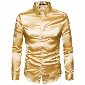 Vista frontal de camisa de satén dorado para hombre con acabado brillante y cuello clásico