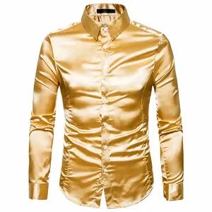 Vorderansicht Herren Gold Satin Langarmhemd mit glänzendem Finish und Button-Down-Kragen