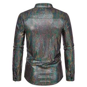 Gedetailleerd achteraanzicht van herenhemd met iriserende metallic slangenprint mode