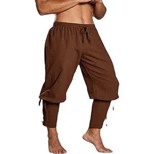 Detailansicht der braunen mittelalterlichen Wikinger-Hose mit Schnürung am Saum.