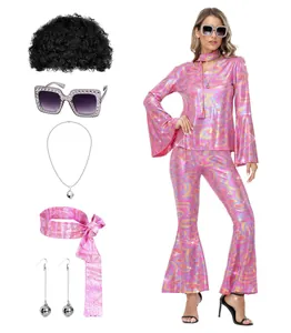 Costume disco donna anni '70 con top, pantaloni, parrucca e accessori a tema disco.