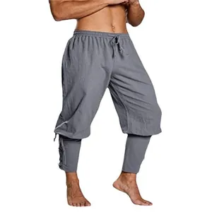 Detailansicht der grauen mittelalterlichen Wikingerhose mit Schnürung am Knöchel.