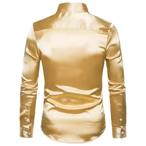 Vista posterior de camisa de raso dorado para hombre con mangas largas, corte entallado