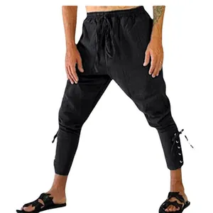 Ganzkörperansicht der Hose im Mittelalter-Stil mit Schnürung am Beinabschluss.