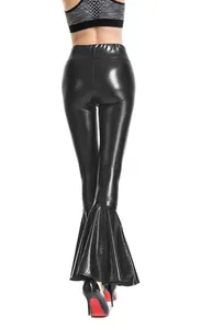Rückansicht glänzend schwarzer Metallic-Schlaghose mit hoher Taille und Glanz