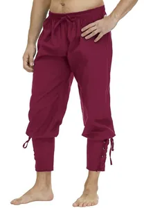 Nahaufnahme der Schnürung am Knöchel dieser weinroten mittelalterlichen Wikingerhose.
