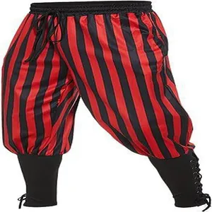 Detail der mittelalterlichen Piratenhose mit rot-schwarzen Streifen und Schnürbündchen.