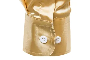 Primer plano del puño de una camisa dorada brillante para hombre con acabado satinado
