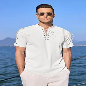 Lifestyle-Ansicht eines weißen Herren-Strandhemds mit Schnürung im sonnigen Außenbereich.