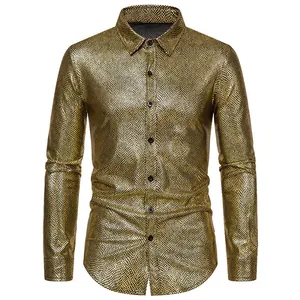 Gedetailleerd vooraanzicht van luxe gouden herenhemd met slangenprint en glanseffect
