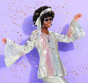 Dettaglio del costume disco anni '70 con paillettes argentate e accessori coordinati.