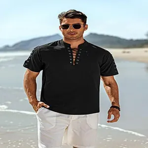 Kaukasisches Model trägt ein schwarzes Schnür-Strandhemd mit V-Ausschnitt an einem Strand