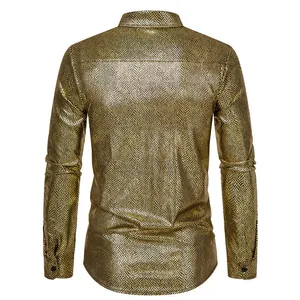 Gedetailleerd achteraanzicht van glanzend gouden herenoverhemd met slangenprint voor feesten