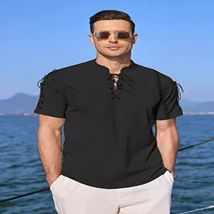 Schwarzes Kurzarm-Piratenshirt für Herren mit Schnürung in einer malerischen Strandszene.