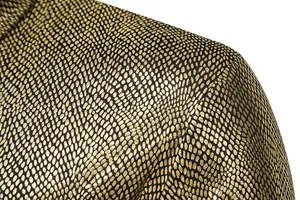 Detail van het gouden slangenleerpatroon op het luxe herenshirt voor banketten