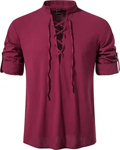 Detail van bordeauxrood katoenen linnen heren Henley shirt met stijlvolle vetersluiting