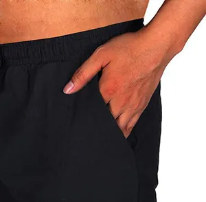 Detailansicht der Seitentasche einer schwarzen mittelalterlichen Baumwoll-Leinenhose