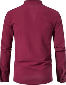Achteraanzicht van een bordeauxrood katoenen linnen Henley-shirt voor heren met lange mouwen
