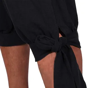 Detailansicht der schwarzen Baumwoll-Leinenhose mit verstellbaren Knöchelbändern.