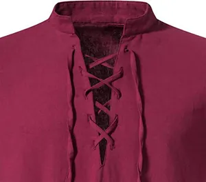 Detailopname van een heren bordeauxrood katoen-linnen henleyshirt met vetersluiting
