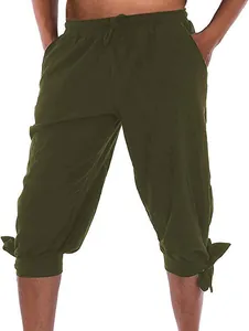 Nahaufnahme einer olivgrünen mittelalterlichen Piratenhose mit Knöchelbändern