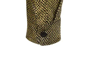 Detailopname van gouden slangenprint en knoop op de manchet van een luxe herenoverhemd