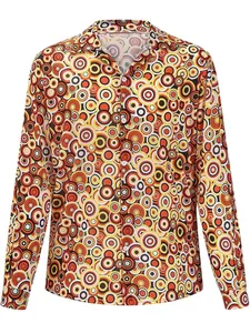 Kleurrijk jaren 70 disco hippie herenoverhemd met retro oranje cirkelpatroon detail weergave.